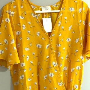 V-neck daisy blouse perfect for summer!